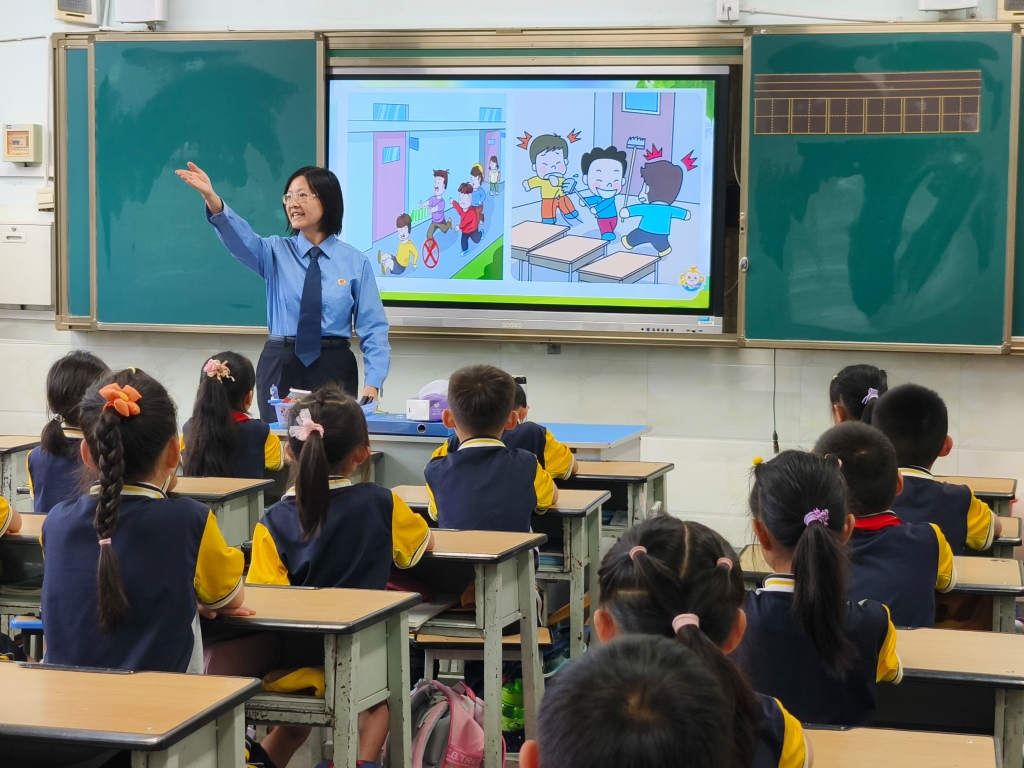 检察护航开学季 法治课堂为青春“充电”